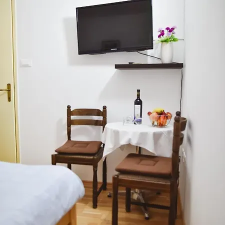 Luka's Amber In The Center Of Apartment