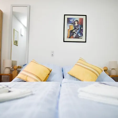 Luka's Amber In The Center Of Apartment